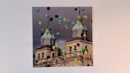 zdjęcie starego budynku z balonami w powietrzu w obiekcie Chez Martine w mieście Malmedy