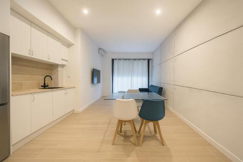 une cuisine et une salle à manger avec une table et des chaises dans l'établissement Loft 9 Nº912 by Tatiana, à Santa Pola