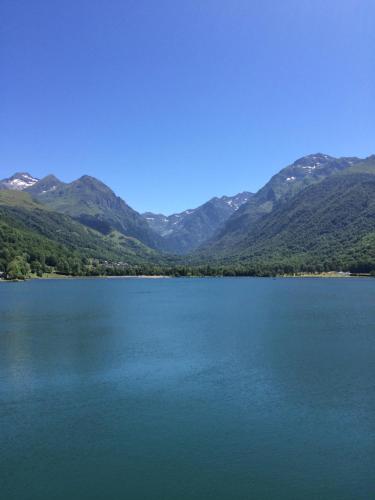 a large body of water with mountains in the background at Chez Pépé in Génos
