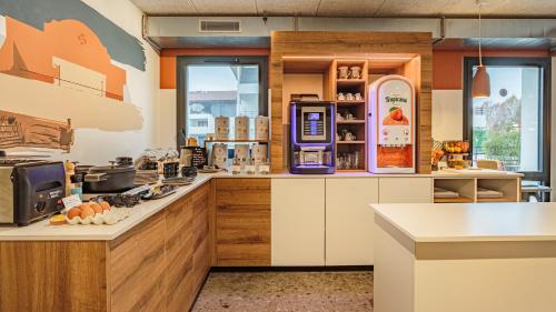 Kuchyň nebo kuchyňský kout v ubytování KYRIAD DAX - Saint Paul lès Dax