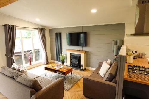 TV a/nebo společenská místnost v ubytování Shropshire Lodges - Romantic Luxury Hot Tub Breaks