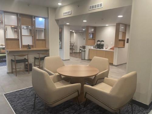 Η κουζίνα ή μικρή κουζίνα στο Fairfield by Marriott Inn & Suites Charleston Downtown