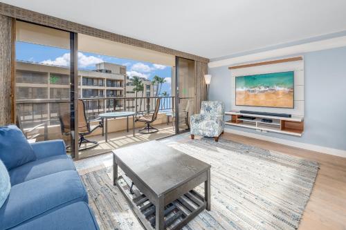 un salon avec un canapé et une télévision dans l'établissement Sugar Beach Resort 505 condo, à Kihei