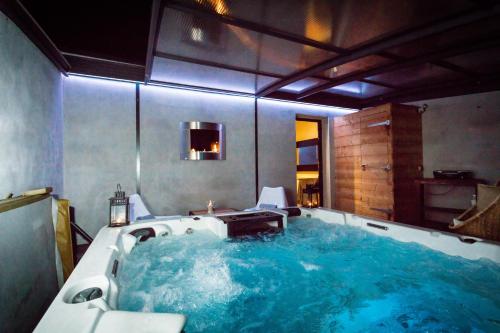 Μια τηλεόραση ή/και κέντρο ψυχαγωγίας στο Chambres d'hotes Deluxe Jacuzzi Mas de l'Etoile