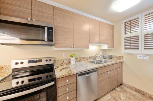 Køkken eller tekøkken på Kanai A Nalu 105 condo