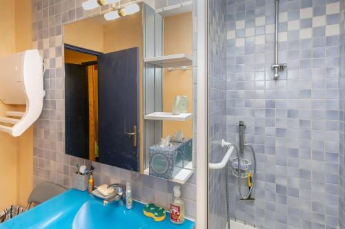 Ένα μπάνιο στο Appartement plein ciel 4-6 pers