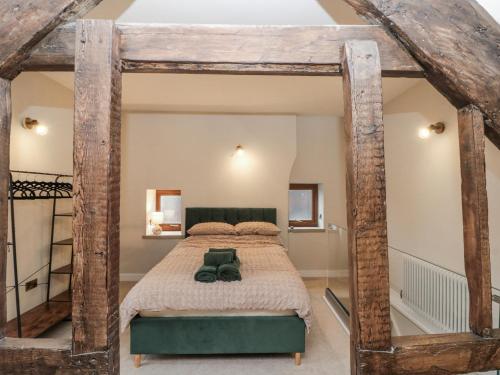 un dormitorio con una cama grande en una habitación en Dotty's Den, en Bridlington