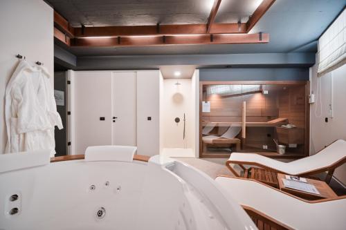 Ванная комната в Luxury Villa Vista Hills for 14 persons near Opatija with heated pool, sea view & wellness