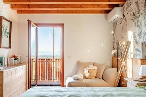 Ένα ή περισσότερα κρεβάτια σε δωμάτιο στο Charming Villa In The Eastern Hills Of Friuli