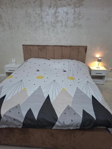 ein Schlafzimmer mit einem Bett mit einer Bergdecke in der Unterkunft Apartament 2 camere in Bukarest