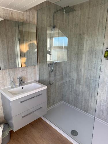 une salle de bain avec un lavabo blanc et une douche dans l'établissement Newton Hall Farm cottage, hot tub garden views Nr Lytham Ribby, à Preston