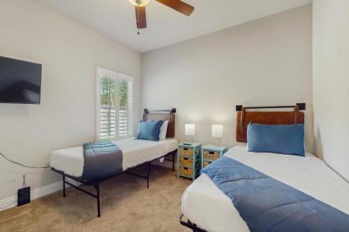 En eller flere senge i et værelse på Blue Pearl