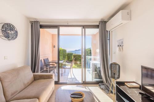 LB Vacation Rentals I Bright 1BR, Minutes from the Beach with Sea and Mountain View