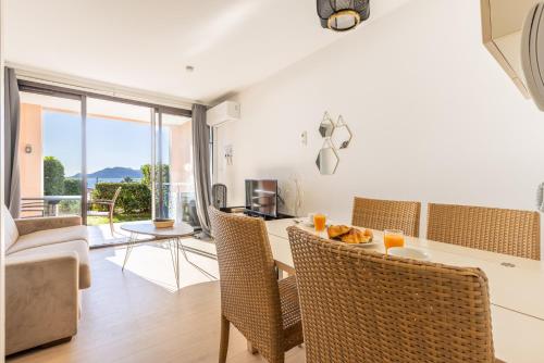 LB Vacation Rentals I Bright 1BR, Minutes from the Beach with Sea and Mountain View