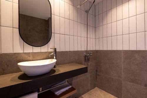 ein Badezimmer mit Waschbecken und Spiegel in der Unterkunft Live Smart in Montevideo