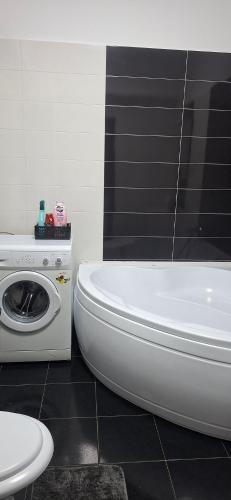 ein Badezimmer mit Toilette und Waschmaschine in der Unterkunft Apartament 2 camere in Bukarest