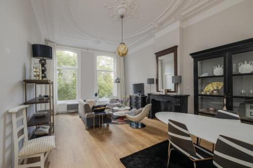 a large living room with a table and chairs at Westersingel in Rotterdam