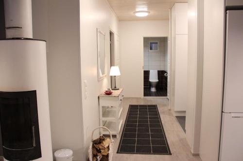 corridoio con pavimento piastrellato in bianco e nero di Taiga-Tupa a Syöte