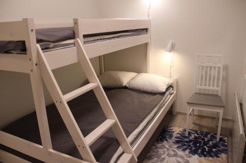 una camera con 2 letti a castello e una scala di Taiga-Tupa a Syöte
