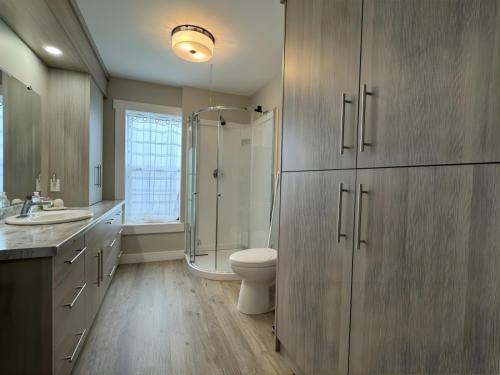 une salle de bains avec douche, toilettes et lavabo dans l'établissement The Retreat - Sherbrooke Cottages, à Summerside