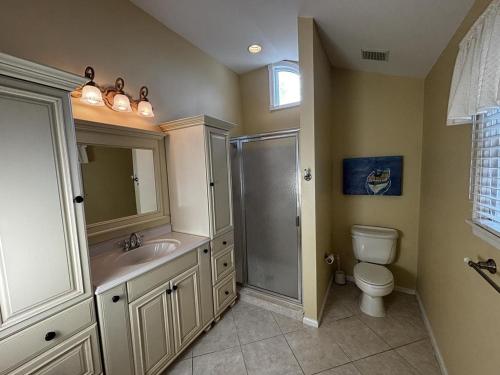 Koupelna v ubytování Ocean Block Single Family Surf City Private Yard Decks Beach Badges Wifi Air Conditioning Washer & Dryersurf City Ocean Block Light And