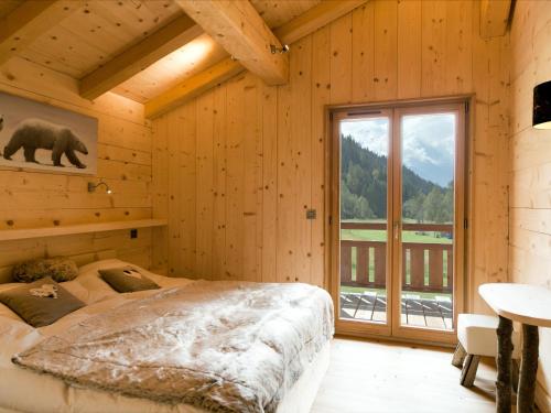 Кровать или кровати в номере Chalet d'exception à Chamonix avec sauna, cheminée et proximité des pistes skiables - FR-1-343-181