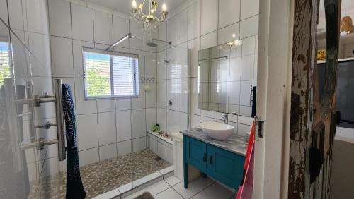 ein Badezimmer mit Waschbecken und Spiegel in der Unterkunft Bella Casa1 in Velddrif