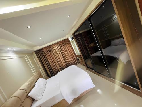 Habitación pequeña con cama y ventana grande. en Coze Suite Nile River, en El Cairo