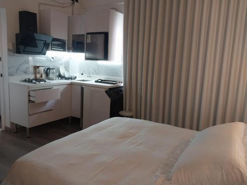 Una habitación de hotel con una cama y una cocina. en Casa Miraflores ARM, en Lima