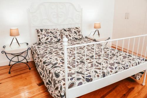 En eller flere senge i et værelse på Kalathos Houses By Gt House