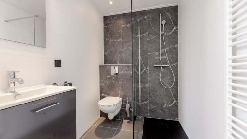 ein Badezimmer mit Dusche, Toilette und Waschbecken in der Unterkunft Molecaten Park Waterdunen in Breskens
