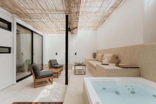 1BR Backyard Jacuzzi Retreat Near Acropolis