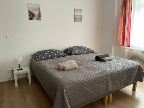 - un lit dans une chambre avec 2 oreillers dans l'établissement revLIVING Apartment Octavus Hohenwarth 3 Schlafzimmer, à Hohenwarth