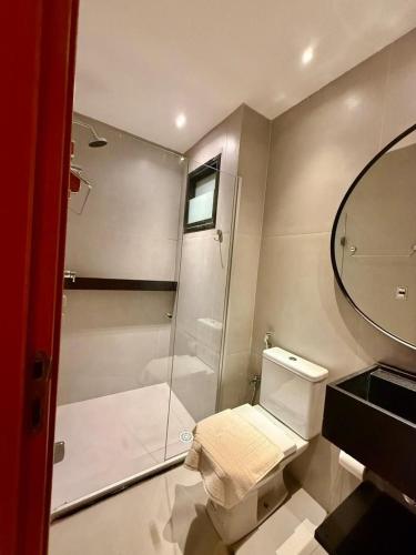 ein Bad mit einer Dusche, einem WC und einem Spiegel in der Unterkunft Tatuamunha - River03 - Vila Boutique Naay in Tatuamunha