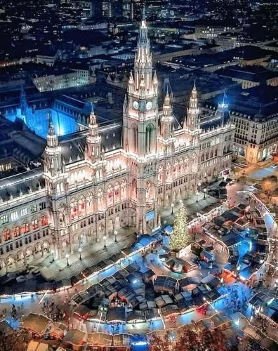Vista aérea nocturna del edificio del parlamento húngaro en Patrikapartman2, en Viena