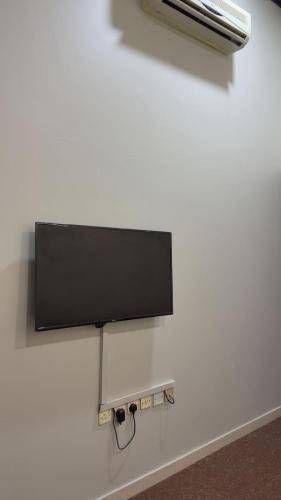 Μια τηλεόραση ή/και κέντρο ψυχαγωγίας στο شقق روز1 للشقق المخدومة