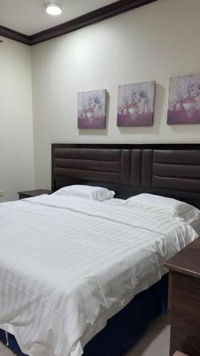 Ένα ή περισσότερα κρεβάτια σε δωμάτιο στο شقق روز1 للشقق المخدومة