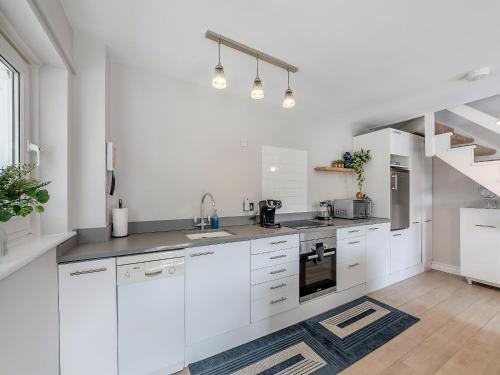 Køkken eller tekøkken på Water's Edge Holiday Home