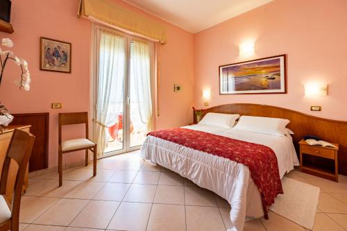 Un pat sau paturi într-o cameră la Hotel Driade sul mare