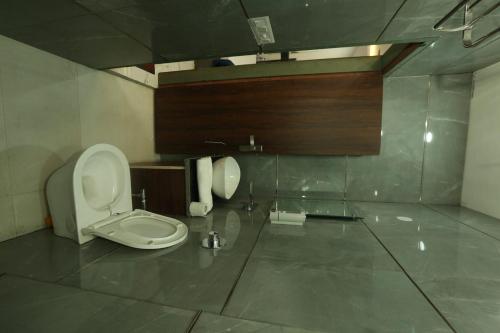 Un baño con un inodoro blanco en una habitación. en Aditya Home Stay, en Amritsar