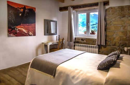 ein Schlafzimmer mit großem Bett und Fenster in der Unterkunft El Mirador de Armaño G-10235 in Armaño