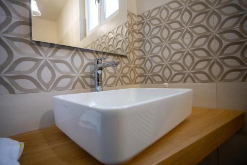 RubianaCorte Girodo - Appartamento Viola的浴室里有一面镜子的白色水槽