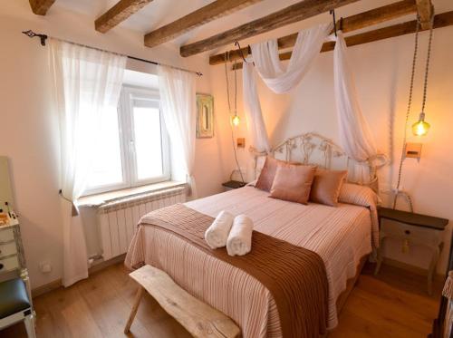 a bedroom with a bed with two towels on it at Aquí me quedo Catedral in Burgos