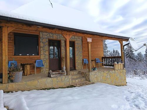 Το κτήριο όπου στεγάζεται  το διαμέρισμα