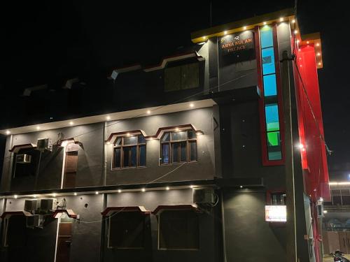 un edificio con luci sui lati di notte di Hotel Aryaa kulam Palace- Free Breakfast a Ayodhya