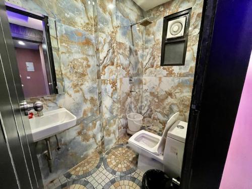 Un baño de Hotel Aryaa kulam Palace