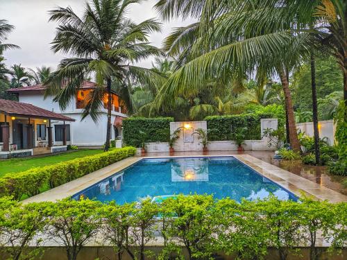 une image d'une piscine en face d'une maison dans l'établissement Ice Apple Resort By Vintara Stays, à Nagaon