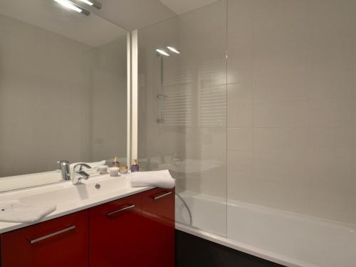 ein Badezimmer mit Waschbecken und Glasdusche in der Unterkunft Appartement rénové 6 pers · Proche pistes · Balcon ensoleillé - FR-1-181-1939 in La Plagne Tarentaise