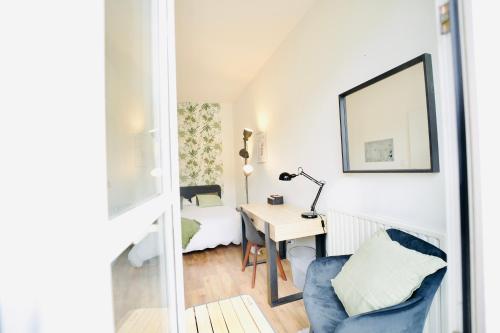 a small room with a desk and a bedroom at Modern & Hypercentre, Private Balcony in Saint-Étienne