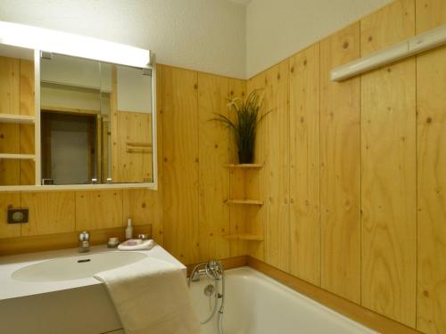 Koupelna v ubytování Appartement confortable 3 pièces 7 pers avec balcon près des pistes - FR-1-181-2029